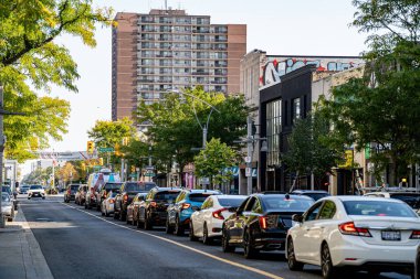 Windsor 'daki Ouellette Bulvarı' ndaki trafik manzarası. Windsor, Kanada - 11 Eylül 2025.