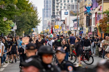 Göçmen yanlısı mitingdeki protestocular ve polis görüntüsü. Toronto, Kanada - 13 Eylül 2025.