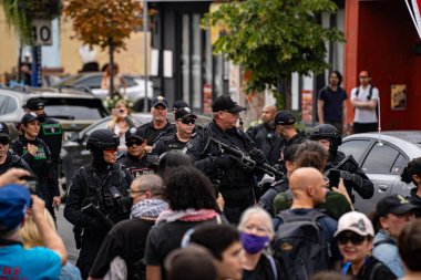Göçmen yanlısı mitingdeki protestocular ve polis görüntüsü. Toronto, Kanada - 13 Eylül 2025.