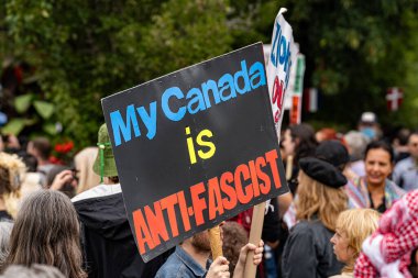 Kanada 'mın görünüşü göçmen mitinginde anti-faşist afişidir. Toronto, Kanada - 13 Eylül 2025.
