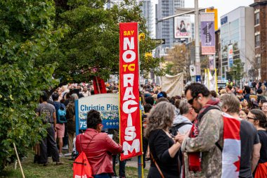 Göçmen yanlısı mitingde ırkçılığa hayır deyin pankartı. Toronto, Kanada - 13 Eylül 2025.