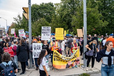 Göçmen yanlısı kalabalığın Göçmenlere Evet 'e Hayır yürüyüşü. Toronto, Kanada - 13 Eylül 2025.