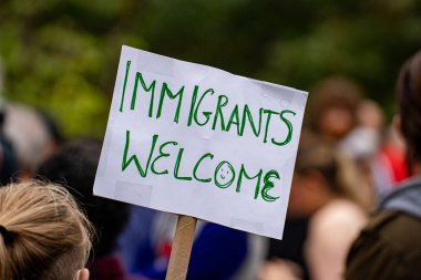 Göçmen görüşü göçmen yanlısı mitinge hoş geldiniz pankartı.