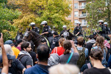 Kalabalığın arasındaki atlı polis görüntüsü. Toronto, Kanada - 13 Eylül 2025.