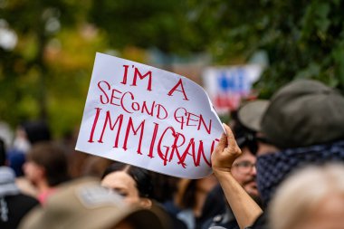 Göçmen yanlısı mitingde ikinci nesil göçmen bayrağıyım. Toronto, Kanada - 13 Eylül 2025.