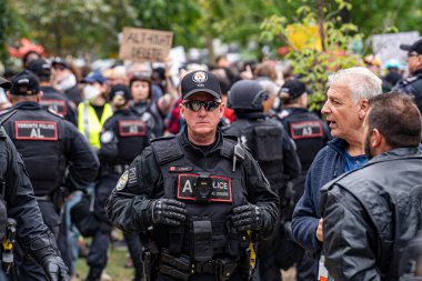 Göçmen karşıtı ve göçmen yanlısı protestocular arasındaki polis görüşü. Toronto, Kanada - 13 Eylül 2025.