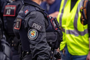 Protestocuların ve polisin mitingde yüz yüze görüşü. Toronto, Kanada - 13 Eylül 2025.