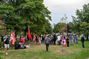 Göçmen karşıtı Birinci Kanada mitingi için toplanan insanların görüntüsü. Toronto, Kanada - 13 Eylül 2025.