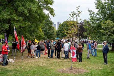 Göçmen karşıtı Birinci Kanada mitingi için toplanan insanların görüntüsü. Toronto, Kanada - 13 Eylül 2025.