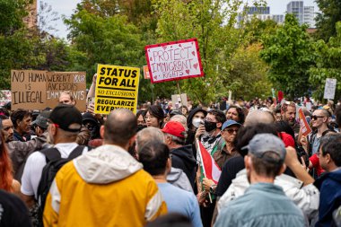 Göçmen karşıtı miting ve iki grubun karşı karşıya olduğu göçmen karşıtı protesto. Toronto, Kanada - 13 Eylül 2025.