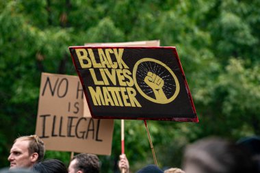 Siyahların Yaşamları Önemlidir pankartı göçmen yanlısı mitingde görülüyor. Toronto, Kanada - 13 Eylül 2025.