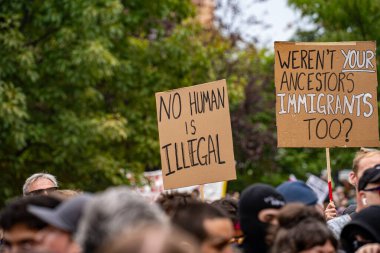 Hiçbir insanın görüşü yasadışı değildir ve göçmenlerin göçmen yanlısı mitinge katılmaları da yasak değil miydi? Toronto, Kanada - 13 Eylül 2025.