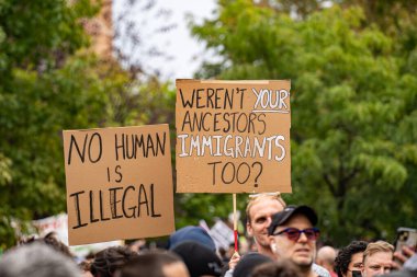 Hiçbir insanın görüşü yasadışı değildir ve göçmenlerin göçmen yanlısı mitinge katılmaları da yasak değil miydi? Toronto, Kanada - 13 Eylül 2025.