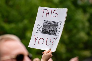Göçmen yanlısı mitingde anti-faşist mesajla protesto imzası. Toronto, Kanada - 13 Eylül 2025.