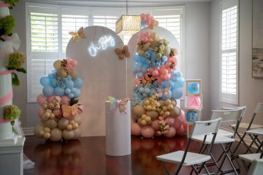 Bebek partisi dekorasyonları ve balon düzenlemeleri.