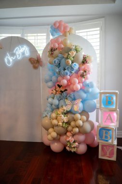 Bebek partisi dekorasyonları ve balon düzenlemeleri.