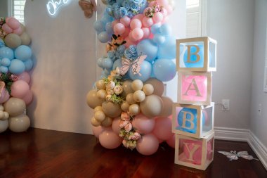 Bebek partisi dekorasyonları ve balon düzenlemeleri.