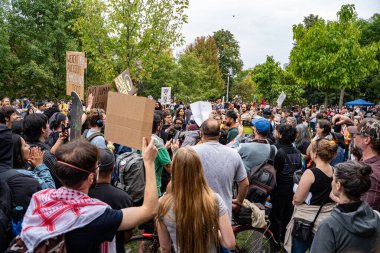 Göçmen karşıtı miting ve iki grubun karşı karşıya olduğu göçmen karşıtı protesto. Toronto, Kanada - 13 Eylül 2025.