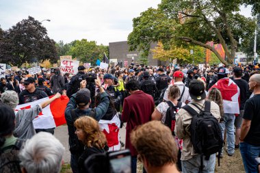 Göçmen karşıtı miting ve iki grubun karşı karşıya olduğu göçmen karşıtı protesto. Toronto, Kanada - 13 Eylül 2025.