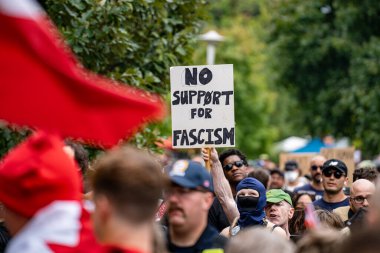 Göçmen yanlısı mitingde faşizm bayrağına destek verilmemesi görüşü. Toronto, Kanada - 13 Eylül 2025.