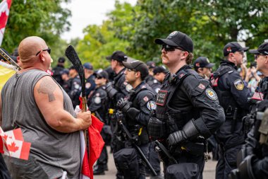 Göçmen karşıtı mitinglerde ve göçmen karşıtı protestolarda polis güvenlik önlemleri inceleniyor. Toronto, Kanada - 13 Eylül 2025.