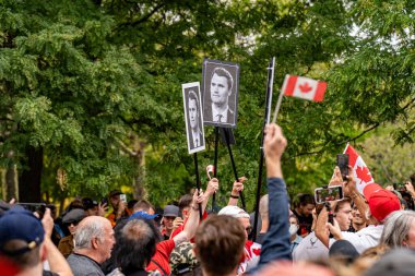 Göçmen karşıtı mitingdeki Charlie Kirk posterleri. Toronto, Kanada - 13 Eylül 2025.