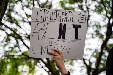 Göçmenler, göçmen yanlısı mitingin düşmanı değildir..
