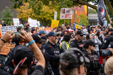 Göçmen karşıtı mitinglerde ve göçmen karşıtı protestolarda polis güvenlik önlemleri inceleniyor. Toronto, Kanada - 13 Eylül 2025.