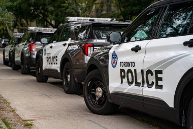 Toronto Polisi araçları caddeye park etmiş. Toronto, Kanada - 13 Eylül 2025.