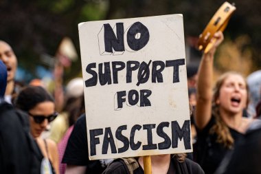 Göçmen yanlısı mitingde faşizm bayrağına destek verilmemesi görüşü. Toronto, Kanada - 13 Eylül 2025.