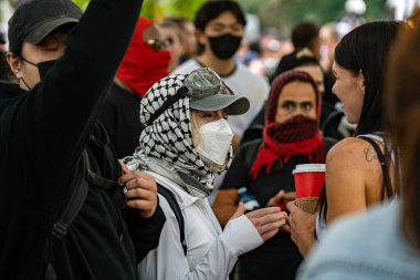 Göçmen karşıtı miting ve iki grubun karşı karşıya olduğu göçmen karşıtı protesto. Toronto, Kanada - 13 Eylül 2025.