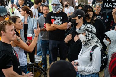 Göçmen karşıtı miting ve iki grubun karşı karşıya olduğu göçmen karşıtı protesto. Toronto, Kanada - 13 Eylül 2025.