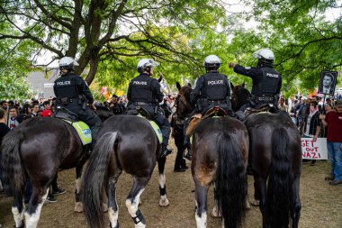 Göçmen karşıtı miting ve göçmen karşıtı protestodaki atlı polis görüntüsü. Toronto, Kanada - 13 Eylül 2025.