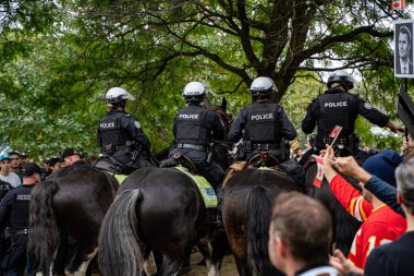 Göçmen karşıtı miting ve göçmen karşıtı protestodaki atlı polis görüntüsü. Toronto, Kanada - 13 Eylül 2025.