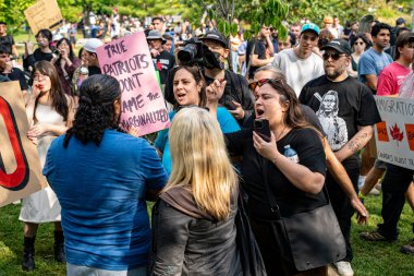 Göçmen karşıtı miting ve iki grubun karşı karşıya olduğu göçmen karşıtı protesto. Toronto, Kanada - 13 Eylül 2025.