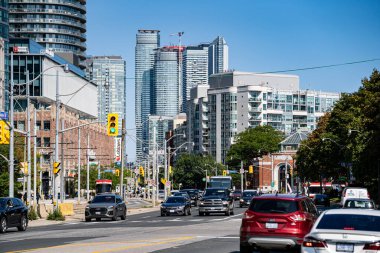 Lake Shore Bulvarı 'ndaki trafik manzarası. Toronto, Kanada - 8 Eylül 2025.