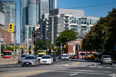 Lake Shore Bulvarı 'ndaki trafik manzarası. Toronto, Kanada - 8 Eylül 2025.