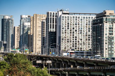 Gardiner Otoyolu 'ndaki trafik manzarası. Toronto, Kanada - 8 Eylül 2025.