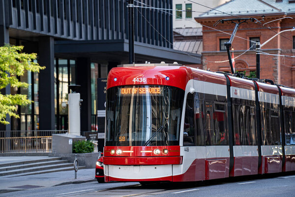 Вид на неработающий стриткар в центре Торонто. Торонто, Канада - 8 сентября 2025 года.