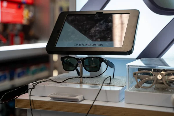 Bir teknoloji mağazasında sergilenen Ray-Ban akıllı gözlük görüntüsü. Toronto, Kanada - 8 Eylül 2025.