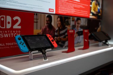 Bir teknoloji mağazasında Nintendo Anahtar konsolunun görüntüsü. Toronto, Kanada - 8 Eylül 2025.