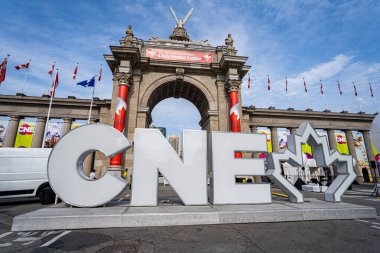Kanada Ulusal Sergisi 'nde Princes Gates' in önündeki CNE tabelasının görüntüsü. Toronto, Kanada - 16 Ağustos 2025.