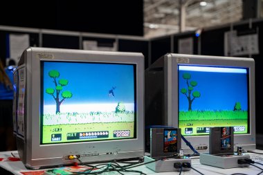 CRT monitörlerinde NES Duck Hunt 'la geçmişe dönük oyun kurulumu. Toronto, Kanada - 16 Ağustos 2025.