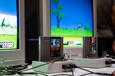 NES Duck Hunt kartuşunu retro oyun düzeneğiyle kapatın. Toronto, Kanada - 16 Ağustos 2025.