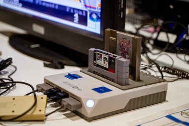 NHL ve Blades of Steel kartuşlarıyla Retro video oyun konsolu. Toronto, Kanada - 16 Ağustos 2025.