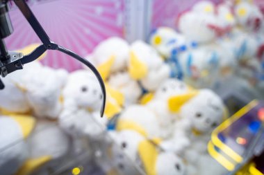 Plush Toys ile Pençe Makinesi 'ni kapatın. Toronto, Kanada - 16 Ağustos 2025.