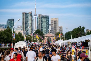 Kanada Ulusal Sergisi CNE fuarındaki kalabalığın görüntüsü. Toronto, Kanada - 16 Ağustos 2025.