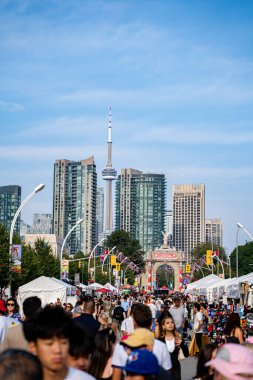 Kanada Ulusal Sergisi CNE fuarındaki kalabalığın görüntüsü. Toronto, Kanada - 16 Ağustos 2025.