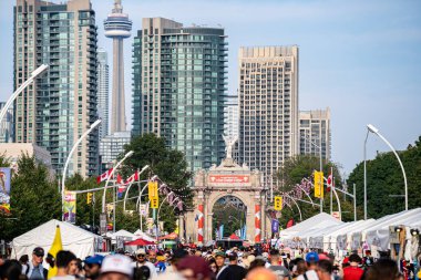 Kanada Ulusal Sergisi CNE fuarındaki kalabalığın görüntüsü. Toronto, Kanada - 16 Ağustos 2025.