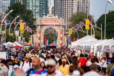 Kanada Ulusal Sergisi CNE fuarındaki kalabalığın görüntüsü. Toronto, Kanada - 16 Ağustos 2025.